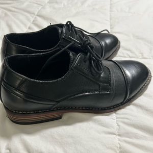 Boys dress shoes size 6. Worn once for a wedding.